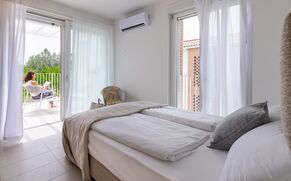 Schlafzimmer mit Balkon in der Villa Mare